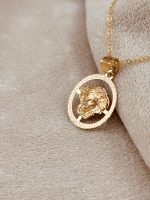 آويز ورساچه طلای ۱۸ عیار - تصویر 3